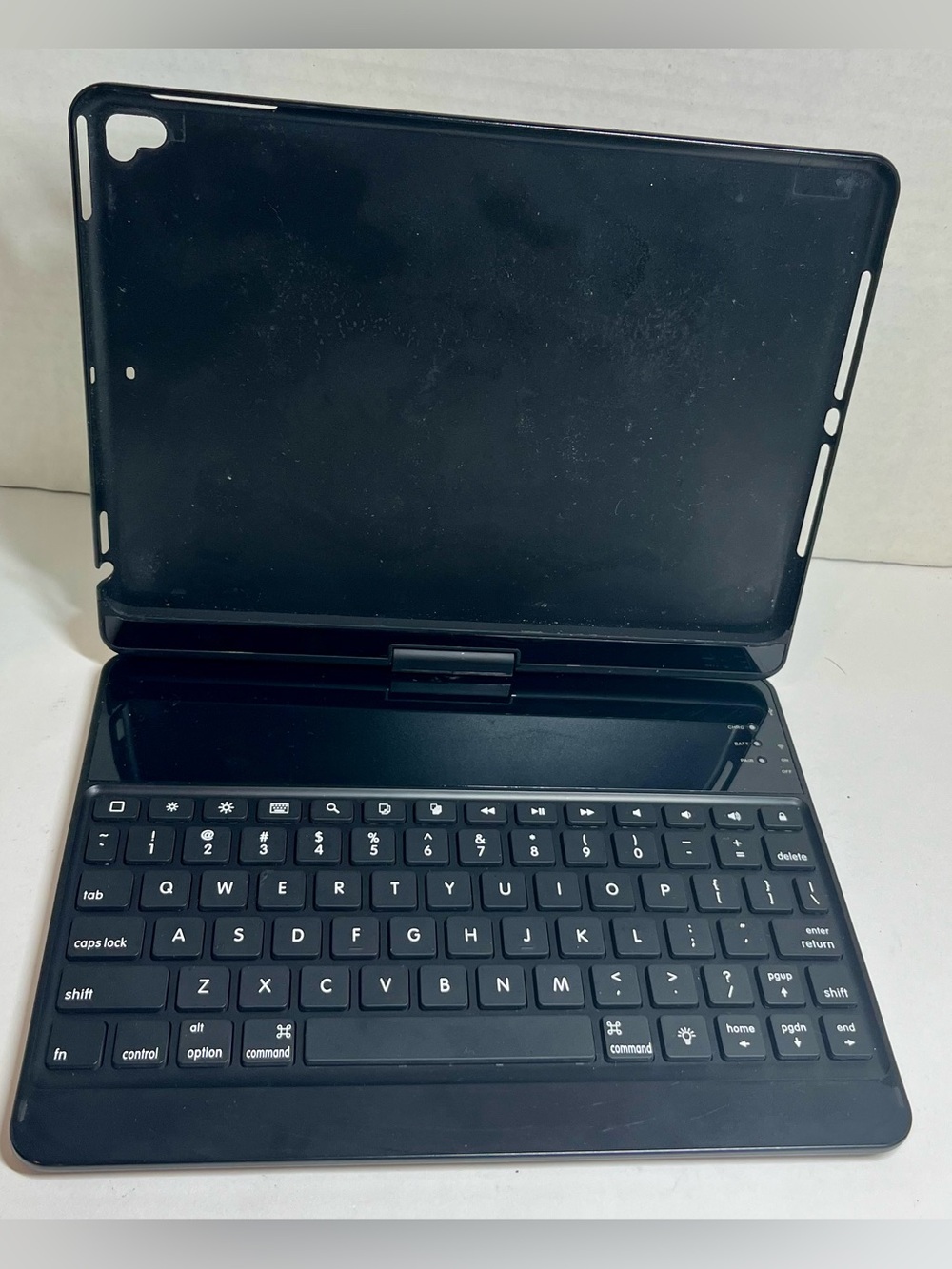 WIRELESS KEYBOARD FOR IPAD/NOT TESTED - NO CHARGER - ALSO CAN BE USED FOR PARTS